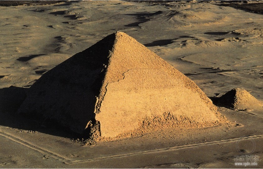 Ломаная пирамида с пирамидой-спутником