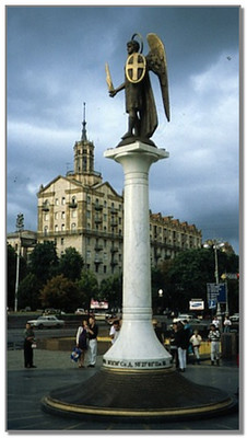 скульптуре Архангела на главной площади страны – Майдане Независимости