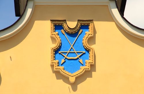 The coat of arms on the arch (or at Lyadsky Caves gates). Independence Square.