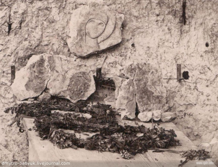 Бакотский монастырь. Фото камня слева с восстановленными фресками. Год 1880. Раскраска на холсте.