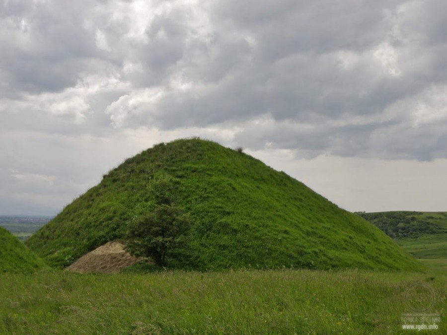 Курган холм. Пирамиды Румынии. Холмы Курганы в Курганской области. Курганный холм викингов.