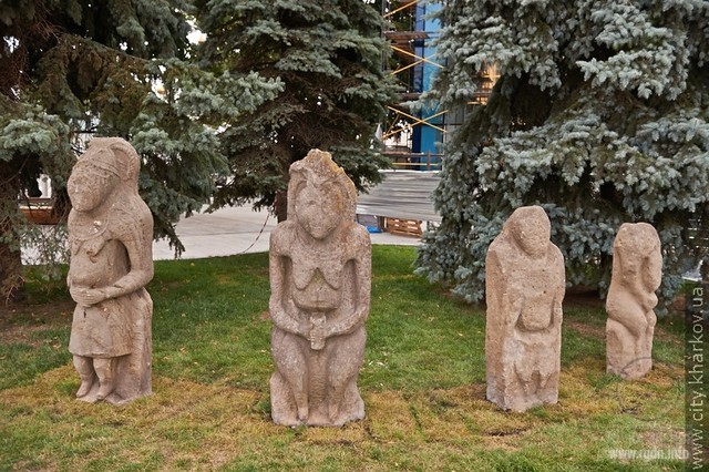 Перед зданием Харьковского исторического музея установили фигуры скифских баб, датируемых IV веком до н.э., Украина