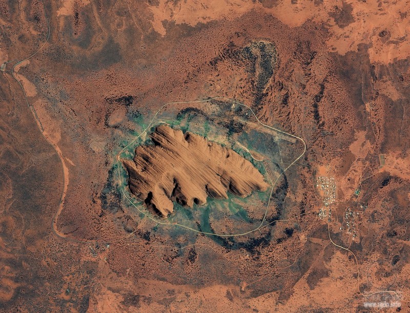 гора Улуру, Австралия, вид из космоса
