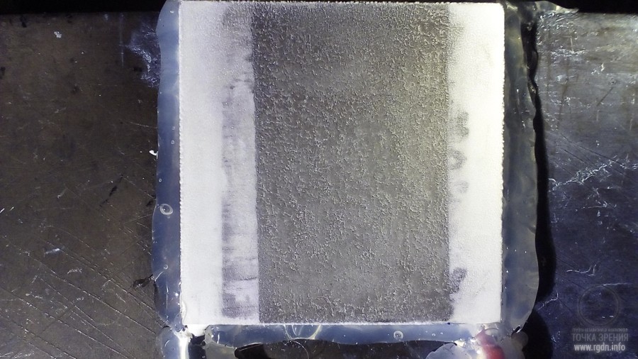 Элемент Пельтье в рабочем состоянии, представлен замерзший слой на поверхности: