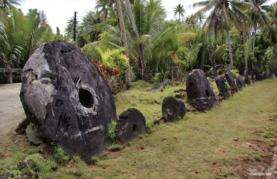Остров ЯП, каменные круги