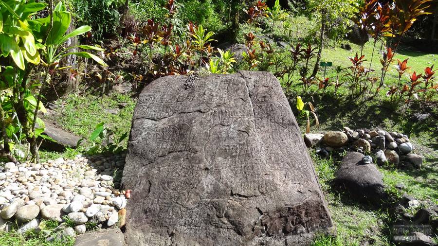 странные камни на Таити