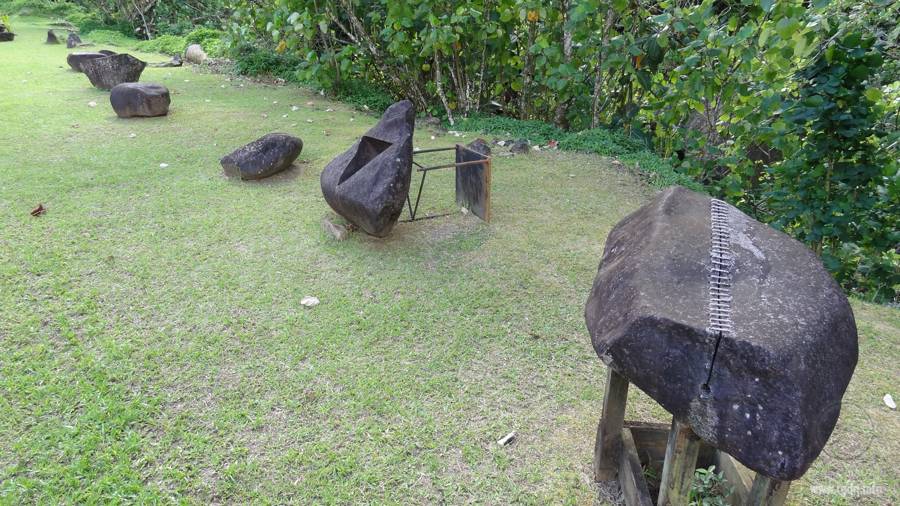 странные камни на Таити