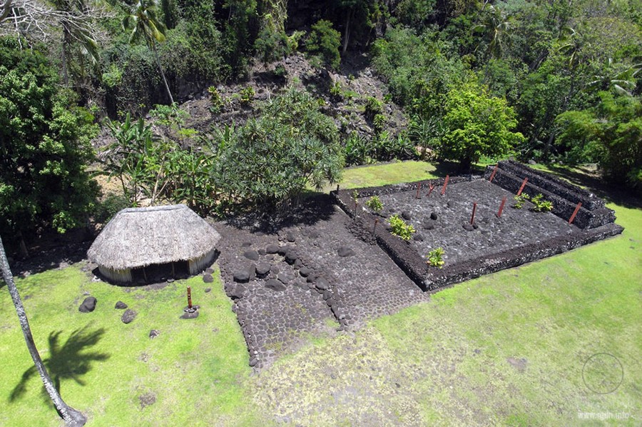 артефакты,каменные исткуканы на Таити,