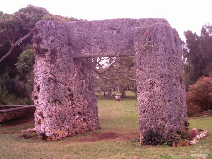 каменная арка на острове Тонго