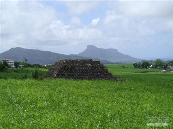 пирамиды на острове Маврикий