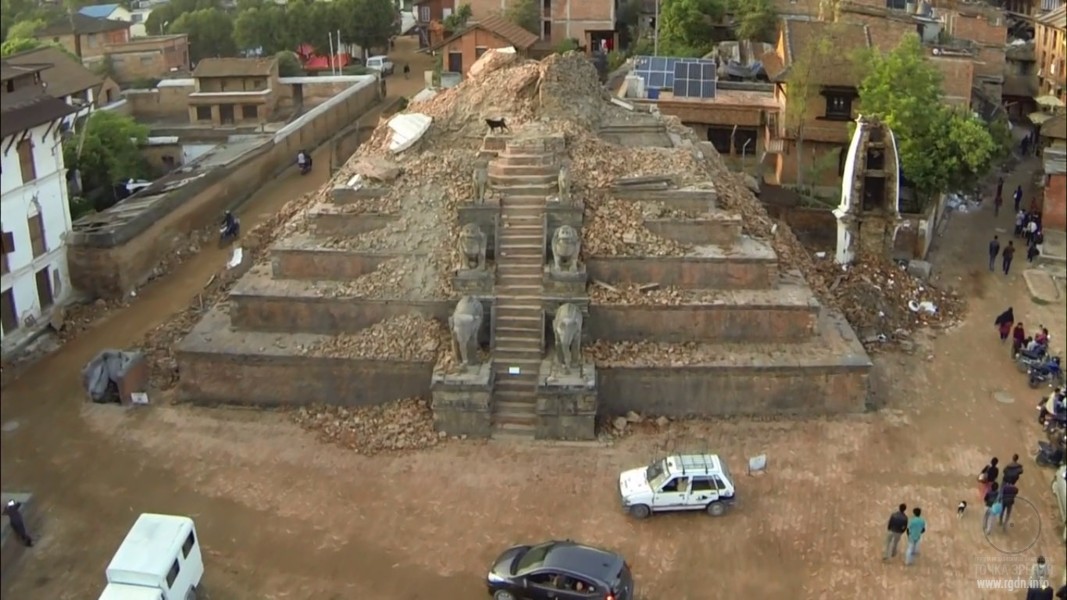 полуразрушенная пирамида в Непале, после землетрясения
