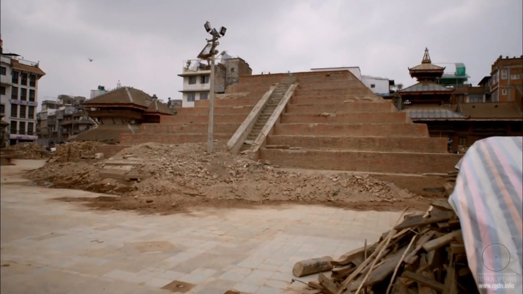 полуразрушенная пирамида в Непале, после землетрясения