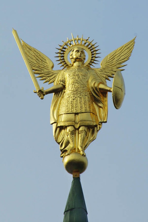 В 2010 г. архангела Михаила устанавливают на Южных вратах Софии Киевской